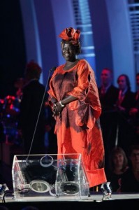 Wangari Muta Maathai accepts the Nobel Peace Prize in 2004. (Photo credit: Ricardo Medina/greenbeltmovement.org)