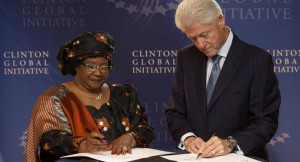 Former President Bill Clinton and Malawi President Joyce Banda sign documents during the first day of CGI 2012. (REUTERS/Lucas Jackson)